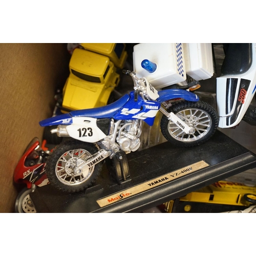 1192 - Collection of diecast models to include Maisto, Corgi, Guitoy, Saico, New Ray, Matchbox, etc, featur... 