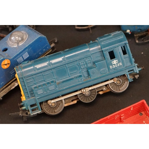 197 - Quantity of OO gauge model railway to include locomotives, rolling stock, trackside accessories etc ... 