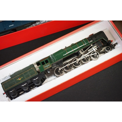 197 - Quantity of OO gauge model railway to include locomotives, rolling stock, trackside accessories etc ... 