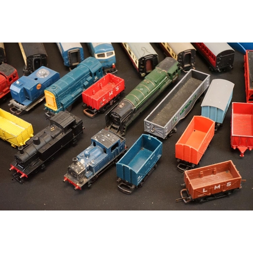 197 - Quantity of OO gauge model railway to include locomotives, rolling stock, trackside accessories etc ... 