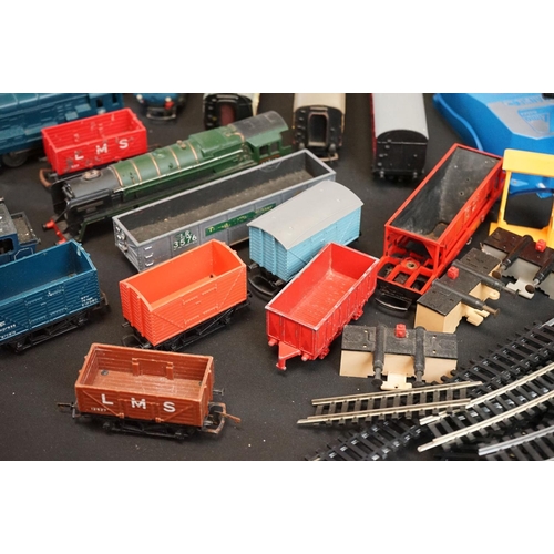 197 - Quantity of OO gauge model railway to include locomotives, rolling stock, trackside accessories etc ... 