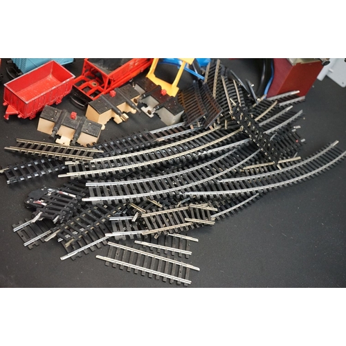 197 - Quantity of OO gauge model railway to include locomotives, rolling stock, trackside accessories etc ... 