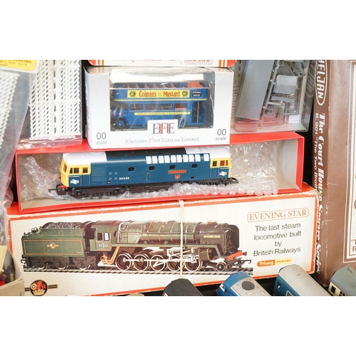 197 - Quantity of OO gauge model railway to include locomotives, rolling stock, trackside accessories etc ... 