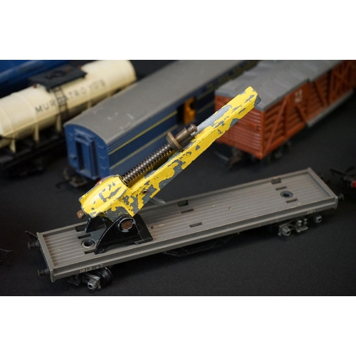 187 - Collection of Triang / Hornby OO gauge model railway to include 2 x locomotives, 15 x items of rolli... 