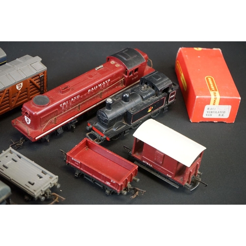 187 - Collection of Triang / Hornby OO gauge model railway to include 2 x locomotives, 15 x items of rolli... 