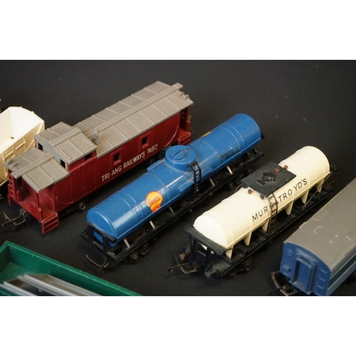 187 - Collection of Triang / Hornby OO gauge model railway to include 2 x locomotives, 15 x items of rolli... 