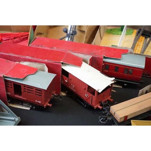 190 - 11 Boxed Hornby O gauge accessories to include No 2 Signal Cabin, No 1 Timber Wagon, No 50 Tipping R... 