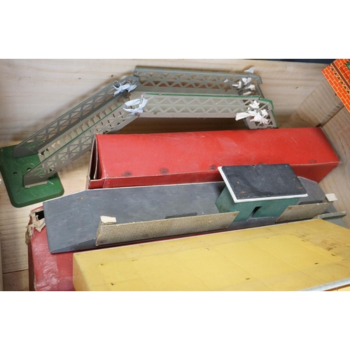 191 - Quantity of O gauge model railway, mainly Hornby examples to include tin plate platform building, fo... 