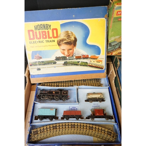 200 - Quantity of Hornby Dublo model railway to include boxed EDG17 0-6-2 Tank Goods Train set, 0-6-0 Dies... 