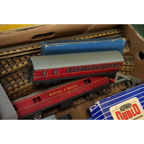 200 - Quantity of Hornby Dublo model railway to include boxed EDG17 0-6-2 Tank Goods Train set, 0-6-0 Dies... 