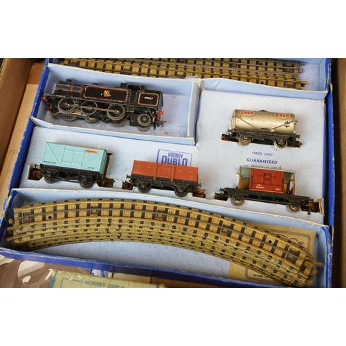 200 - Quantity of Hornby Dublo model railway to include boxed EDG17 0-6-2 Tank Goods Train set, 0-6-0 Dies... 