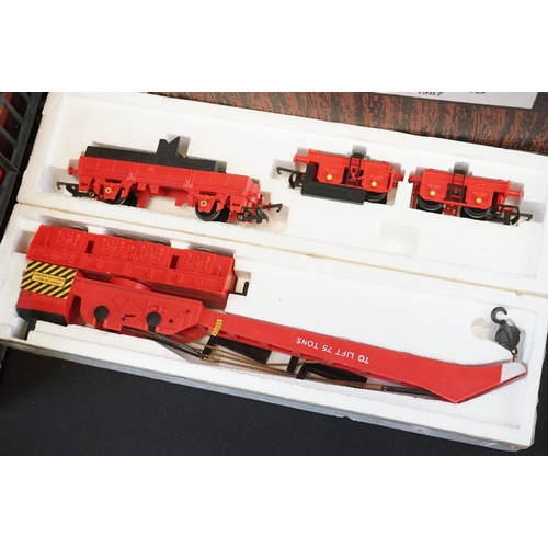 201 - Quantity of OO gauge model railway to include Triang E3001 locomotive, Breakdown Crane in polystyren... 