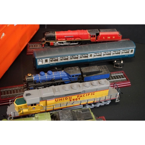 202 - Quantity of OO gauge model railway to include Union Pacific 3501 locomotive, rolling stock featuring... 