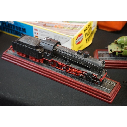 202 - Quantity of OO gauge model railway to include Union Pacific 3501 locomotive, rolling stock featuring... 