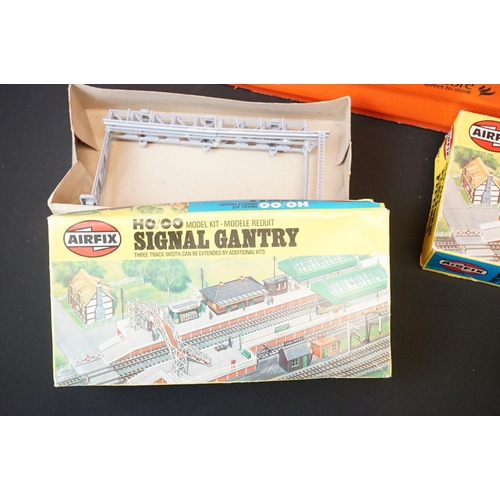 202 - Quantity of OO gauge model railway to include Union Pacific 3501 locomotive, rolling stock featuring... 