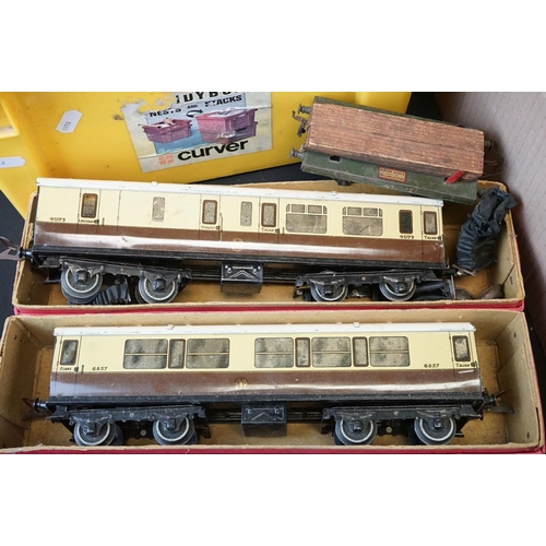 204 - Quantity of Hornby O gauge model railway to include 9 x items of rolling stock, various track and po... 