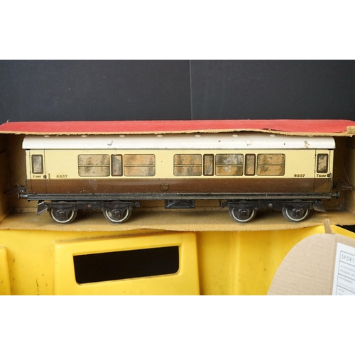 204 - Quantity of Hornby O gauge model railway to include 9 x items of rolling stock, various track and po... 