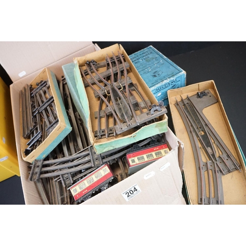 204 - Quantity of Hornby O gauge model railway to include 9 x items of rolling stock, various track and po... 