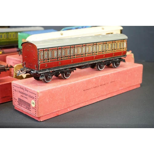 209 - 11 Boxed Hornby O gauge items of rolling stock to include BP Petrol Tank Wagon in cream, Breakdown V... 