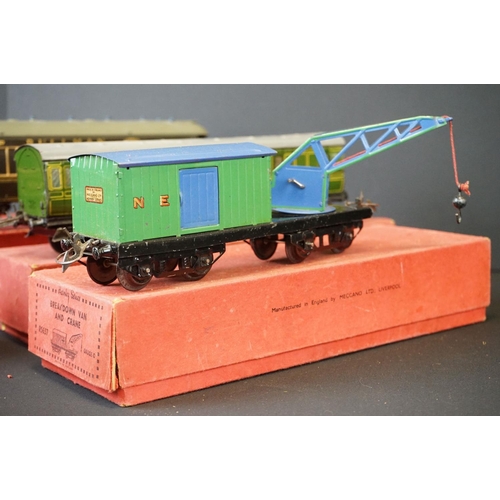 209 - 11 Boxed Hornby O gauge items of rolling stock to include BP Petrol Tank Wagon in cream, Breakdown V... 