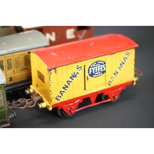 211 - 17 Hornby O gauge items of rolling stock to include Colas Tanker, Fyffes Bananas Van etc, in a good ... 