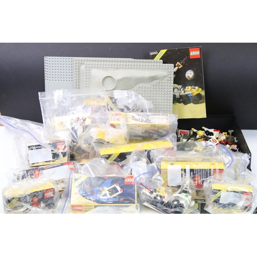 318 - Lego - Quantity of Legoland Space sets, minifigures and accessories featuring many boxed examples, a... 