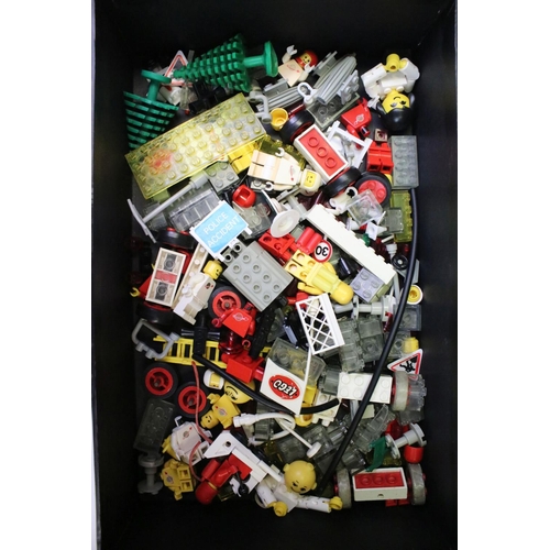 318 - Lego - Quantity of Legoland Space sets, minifigures and accessories featuring many boxed examples, a... 