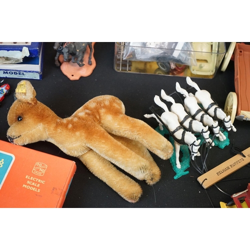 389 - Mixed group of toys to include Steiff deer with tag & button to ear, 2 x Journet puzzle games (Speec... 