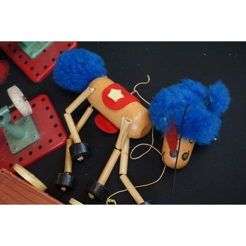 389 - Mixed group of toys to include Steiff deer with tag & button to ear, 2 x Journet puzzle games (Speec... 