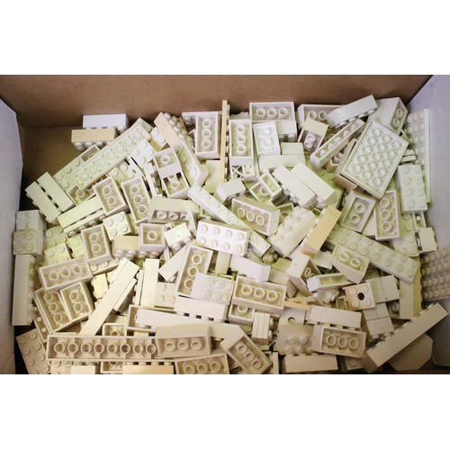 303 - Lego - Large quantity of original Lego to include built models, boxes, Technics etc, features Legola... 