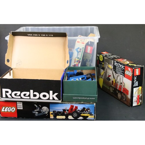 303 - Lego - Large quantity of original Lego to include built models, boxes, Technics etc, features Legola... 