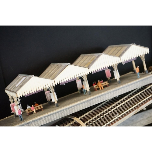 129 - Very large collection of OO gauge trackside accessories mainly including built card buildings, scene... 