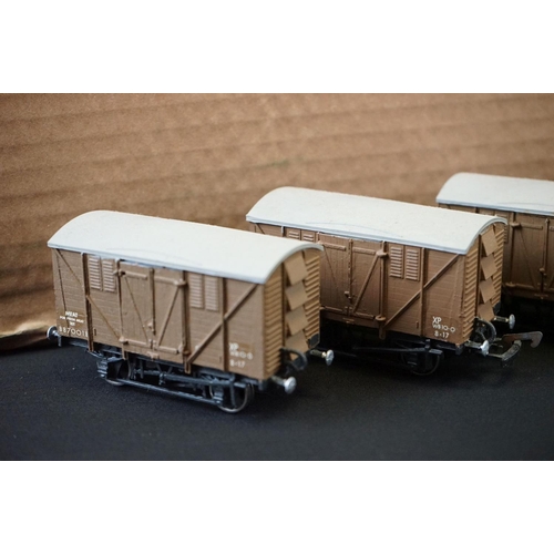 151 - Around 50 OO gauge items of rolling stock to include Mainline, Dapol, kit built, Hornby etc featurin... 