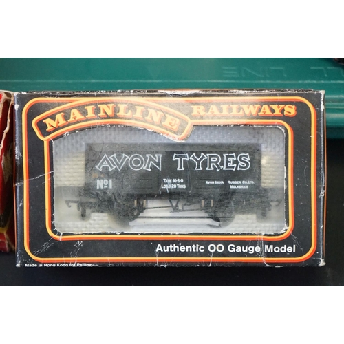 154 - Quantity of OO gauge model railway to include boxed Hornby R041 GWR Locomotive Pannier Tank, Triang ... 