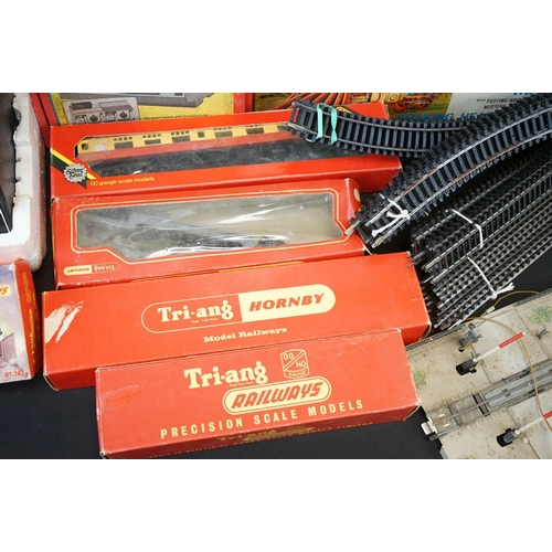 157 - Quantity of OO gauge model railway to include 8 x boxed items of Hornby & Triang rolling stock featu... 