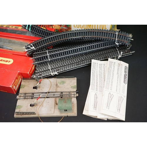 157 - Quantity of OO gauge model railway to include 8 x boxed items of Hornby & Triang rolling stock featu... 