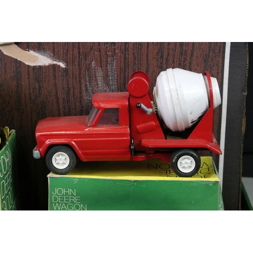 398 - Group of metal models to include boxed ERTL John Deere 3020 Tractor and boxed ERTL John Deere Wagon ... 