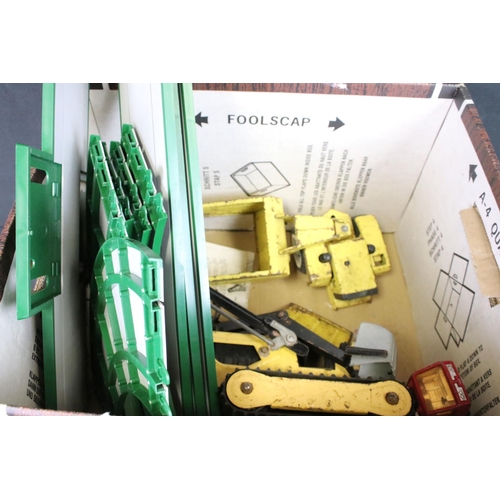 398 - Group of metal models to include boxed ERTL John Deere 3020 Tractor and boxed ERTL John Deere Wagon ... 
