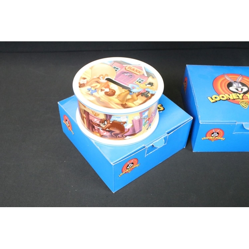 399 - Four boxed Looney Tunes collectables to include Money Box, Pen Holder, Dome Clock and Round Box, plu... 