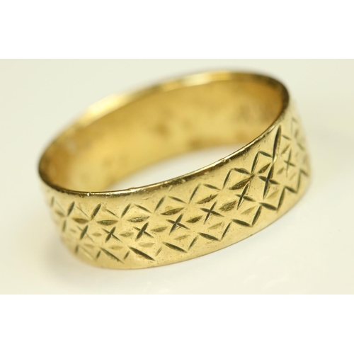 101 - 18ct yellow gold wedding band, engraved zigzag and cross design, width approx 6.5mm, ring size N½
