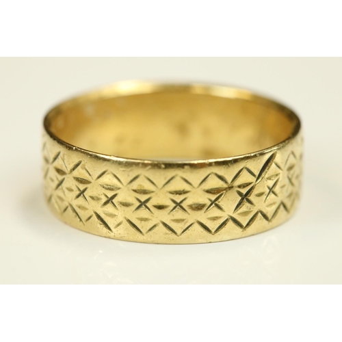 101 - 18ct yellow gold wedding band, engraved zigzag and cross design, width approx 6.5mm, ring size N½