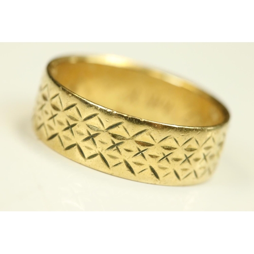 101 - 18ct yellow gold wedding band, engraved zigzag and cross design, width approx 6.5mm, ring size N½