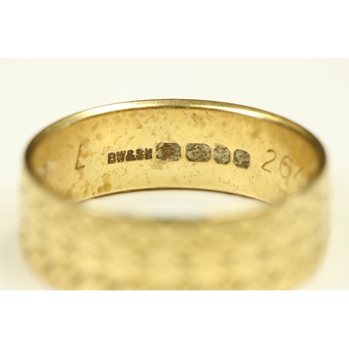 101 - 18ct yellow gold wedding band, engraved zigzag and cross design, width approx 6.5mm, ring size N½
