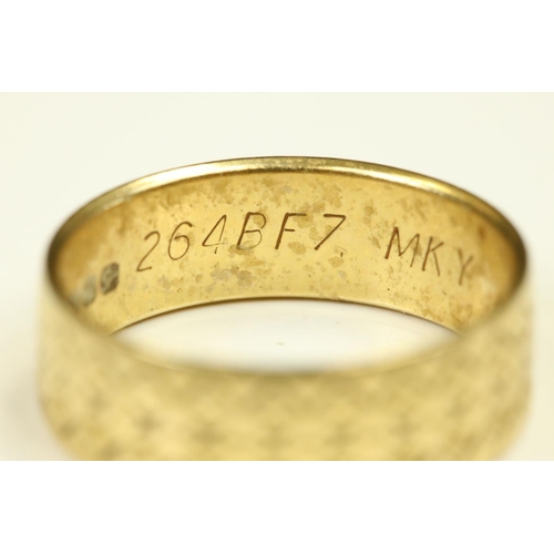 101 - 18ct yellow gold wedding band, engraved zigzag and cross design, width approx 6.5mm, ring size N½