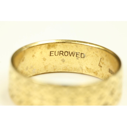 101 - 18ct yellow gold wedding band, engraved zigzag and cross design, width approx 6.5mm, ring size N½