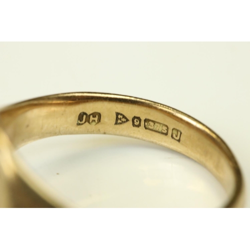 107 - 9ct gold Gents signet ring, hallmarked Chester 1959, ring size U½