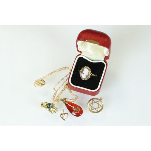 112 - Cameo 9ct yellow gold ring, size O; a 9ct gold Star of David pendant; a 9ct gold heart shaped pendan... 