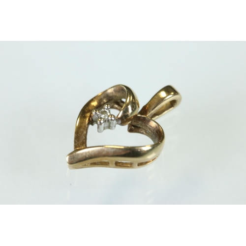 112 - Cameo 9ct yellow gold ring, size O; a 9ct gold Star of David pendant; a 9ct gold heart shaped pendan... 