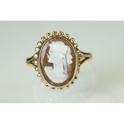 112 - Cameo 9ct yellow gold ring, size O; a 9ct gold Star of David pendant; a 9ct gold heart shaped pendan... 