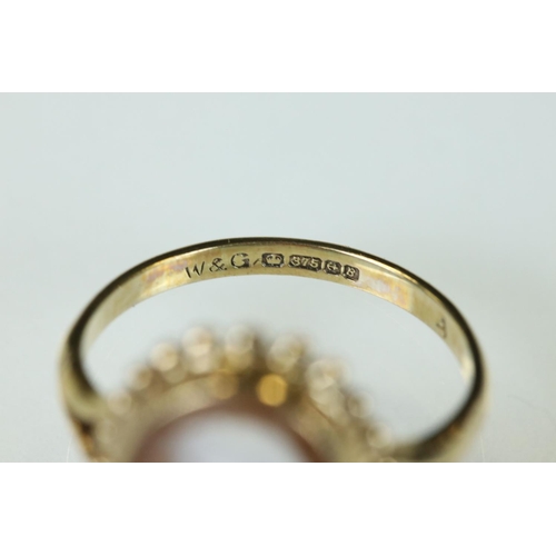 112 - Cameo 9ct yellow gold ring, size O; a 9ct gold Star of David pendant; a 9ct gold heart shaped pendan... 